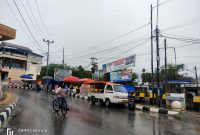 Pedagang Berjualan di Trotoar 