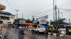 Pedagang Berjualan di Trotoar 