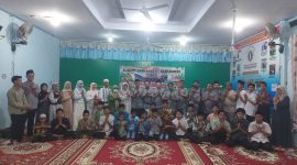 Lembaga Swadaya Masyarakat (LSM) Semut Merah menggelar acara buka puasa bersama dengan anak yatim