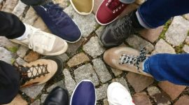 Ilustrasi Sepatu Sneakers 