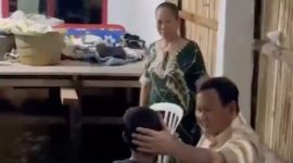 Prabowo Subianto Bertemu Anak Korban Banjir 