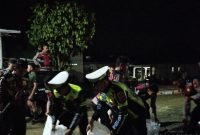 Kabag Ops Polres Kerinci, AKP Yudistira, S.Sos., M.M., bersama puluhan personel Polres Kerinci dan Polsek Air Hangat Timur (AHT) turun langsung ke lapangan untuk membantu warga yang terdampak banjir.