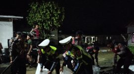 Kabag Ops Polres Kerinci, AKP Yudistira, S.Sos., M.M., bersama puluhan personel Polres Kerinci dan Polsek Air Hangat Timur (AHT) turun langsung ke lapangan untuk membantu warga yang terdampak banjir.