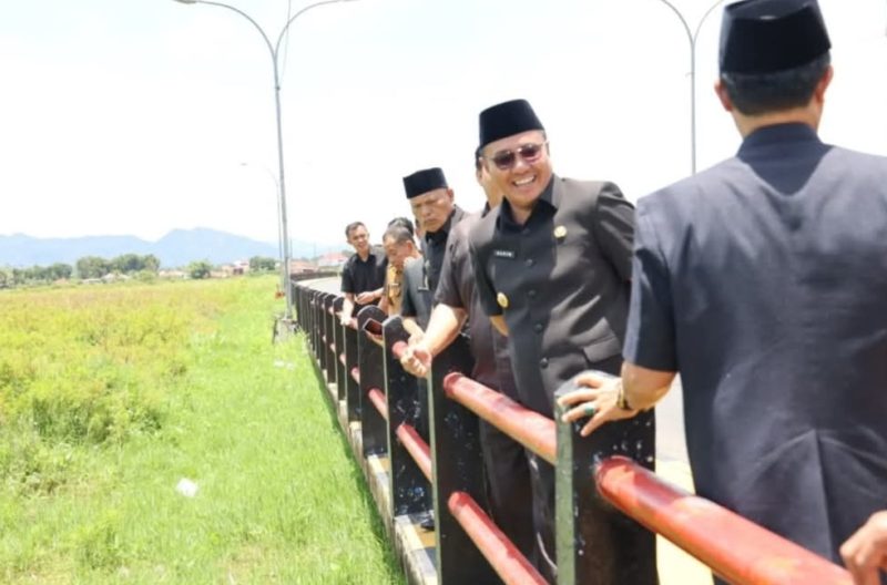 Walikota Sungai penuh Alfin SH, Bersama Rombongan tinjau Akses jalan yang rusak ,dan  melihat kondisi Jembatan Kerinduan 