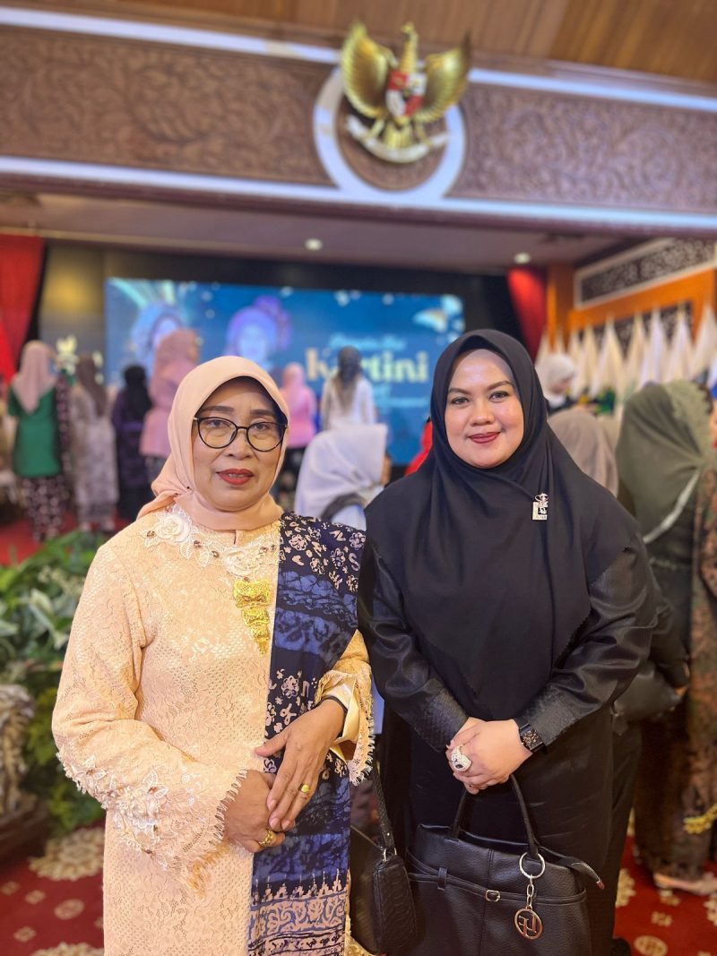 Ketua Gabungan Organisasi Wanita (GOW) Kota Sungai Penuh, Ny. Mawarti Hamzah, Bersama Wakil Ketua I GOW, Firna Dianda,