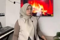 Bu Guru Salsa Menunjukkan Kemampuan Didunia Tarik Suara di YouTube 