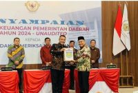 Walikota Sungai penuh Alfin, SH Serahkan LKPD 2024 ke BPK Jambi  
