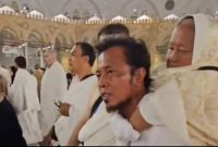 Pria Pasuruan Menggendong Ibunya di Makkah (Foto Screenshot Detik)