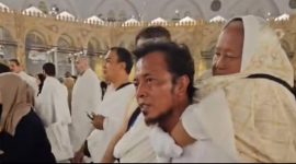 Pria Pasuruan Menggendong Ibunya di Makkah (Foto Screenshot Detik)