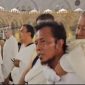 Pria Pasuruan Menggendong Ibunya di Makkah (Foto Screenshot Detik)