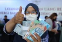 Foto Antrian Mendapat pecahan uang Rupiah Baru.(Foto CNBC Indonesia)