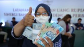 Foto Antrian Mendapat pecahan uang Rupiah Baru.(Foto CNBC Indonesia)