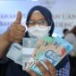Foto Antrian Mendapat pecahan uang Rupiah Baru.(Foto CNBC Indonesia)