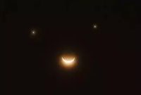 Foto Fenomena Bulan Tersenyum Foto: Jackyenjoyphotography via Live Science