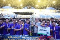 Walikota Sungai Penuh menyaksikan pertandingan Sepak Bola di Stadion Lapangan Bola Koni Tanah Kampung.