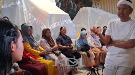 Dedi Mulyadi Gubernur Jawa  Barat  dalam sebuah  pertemuan terlibat perdebatan dengan Aura Cinta remaja  asal Bekasi, Jabar,