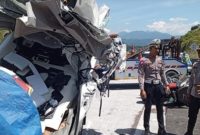 Tragis! Penumpang Travel Terlempar ke Jalan Tabrakan di Cisumdawu 

(Foto Detiknews)