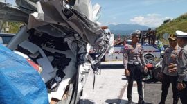 Tragis! Penumpang Travel Terlempar ke Jalan Tabrakan di Cisumdawu 

(Foto Detiknews)