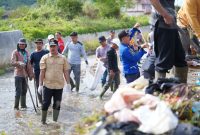Bupati Kerinci Monadi, S.Sos, M.Si Bersama Kodim 0417 Kerinci dan Masyarakat Gotong royong Bersama Pada Gerakan Jumat Besih