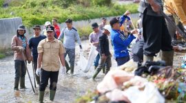 Bupati Kerinci Monadi, S.Sos, M.Si Bersama Kodim 0417 Kerinci dan Masyarakat Gotong royong Bersama Pada Gerakan Jumat Besih