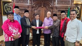 Penyerahan wakaf untuk STKIP Muhammadiyah Sungai Penuh di Jakarta.
Muradi Darmansyah  bersama Buya Anwar Abbas dan Mahli Zainudin Tago 

