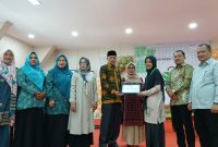 Pemerintah Kota Sungai Penuh Serahkan Sertifikat Penghargaan Kepada Yuli Emilia Rosa, S.T,.
