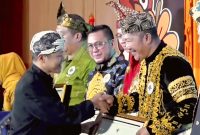 Festival Tunas Bahasa Ibu Nasional, Bupati Monadi Terima Penghargaan dari Menteri Pendidikan Dasar dan Menengah RI