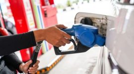 Petugas SPBU Mengisi BBM ke Kendaraan (screenshot Antara)