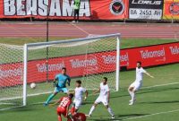 Pemain Semen Padang FC Berusaha melepaskan tendangan arah gawang Madura United (foto  Antara)