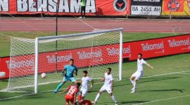 Pemain Semen Padang FC Berusaha melepaskan tendangan arah gawang Madura United (foto  Antara)