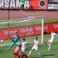 Pemain Semen Padang FC Berusaha melepaskan tendangan arah gawang Madura United (foto  Antara)