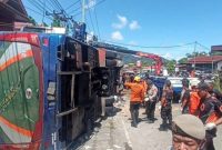 Petugas Gabungan melakukan evakuasi mobil Als Terguling di Padang Panjang (Foto Tribun Padang)