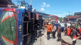 Petugas Gabungan melakukan evakuasi mobil Als Terguling di Padang Panjang (Foto Tribun Padang)