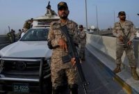 Tentara paramiliter Pakistan siaga di pelabuhan Karachi saat ketegangan militer dengan India meningkat (Associated Press)