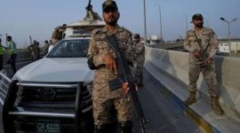 Tentara paramiliter Pakistan siaga di pelabuhan Karachi saat ketegangan militer dengan India meningkat (Associated Press)