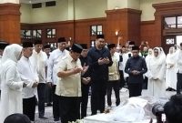 Presiden Prabowo Subianto Melayat Jenazah Eks Wagub DKI Eddie Nalapraya 
