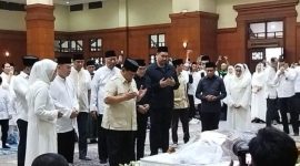Presiden Prabowo Subianto Melayat Jenazah Eks Wagub DKI Eddie Nalapraya 
