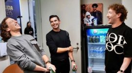 Foto: CEO Facebook, Mark Zuckerberg mengenakan jam tangan mewah. (Instagram @zuck)