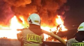Kebakaran hebat terjadi di Pabrik Karet PTLubuk Begalung, Kota Padang(foto Detik.com)
