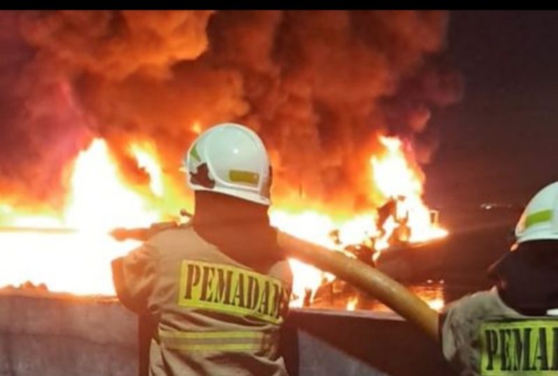 Kebakaran hebat terjadi di Pabrik Karet PTLubuk Begalung, Kota Padang(foto Detik.com)
