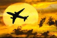 Ilustrasi pesawat terbang melintas di langit senja (Foto ilustrasi)