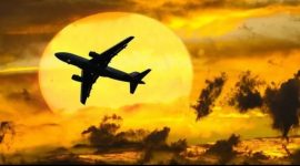 Ilustrasi pesawat terbang melintas di langit senja (Foto ilustrasi)