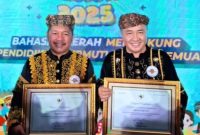 Walikota Sungai penuh Alfin dan Monadi Terima Penghargaan Festival Tunas Bahasa Ibu Nasional 