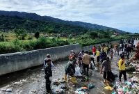 Bupati Kerinci Menghimbau masyarakat jangan Buang sampah ke sungai 