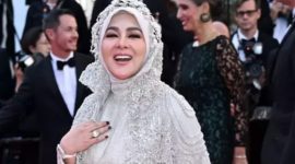 Gaya mewah Syahrini melenggang di red carpet Festival Film Cannes 2025 di Prancis. (Instagram @princessyahrini/Gettyimages/Stephane Cardinale-Corbis)