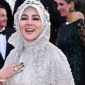 Gaya mewah Syahrini melenggang di red carpet Festival Film Cannes 2025 di Prancis. (Instagram @princessyahrini/Gettyimages/Stephane Cardinale-Corbis)