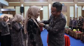 Walikota Sungai Penuh mengukuhkan Sri Sri Kartini, S.Kep., Ns sebagai Ketua Forum Kota Sehat  periode 2025–2030,