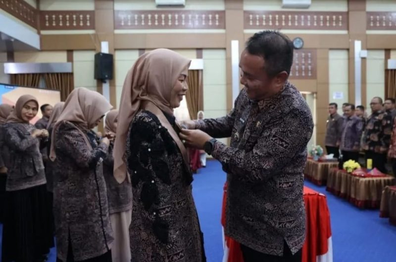 Walikota Sungai Penuh mengukuhkan Sri Sri Kartini, S.Kep., Ns sebagai Ketua Forum Kota Sehat  periode 2025–2030,