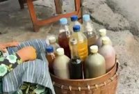 ilustrasi Mbah Vano meracik dan menjual jamu di Sungai Penuh.