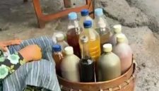 ilustrasi Mbah Vano meracik dan menjual jamu di Sungai Penuh.